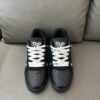 8fb42825-30fd-4e79-96d8-c800e3244716 LV TRAINER - BLACK